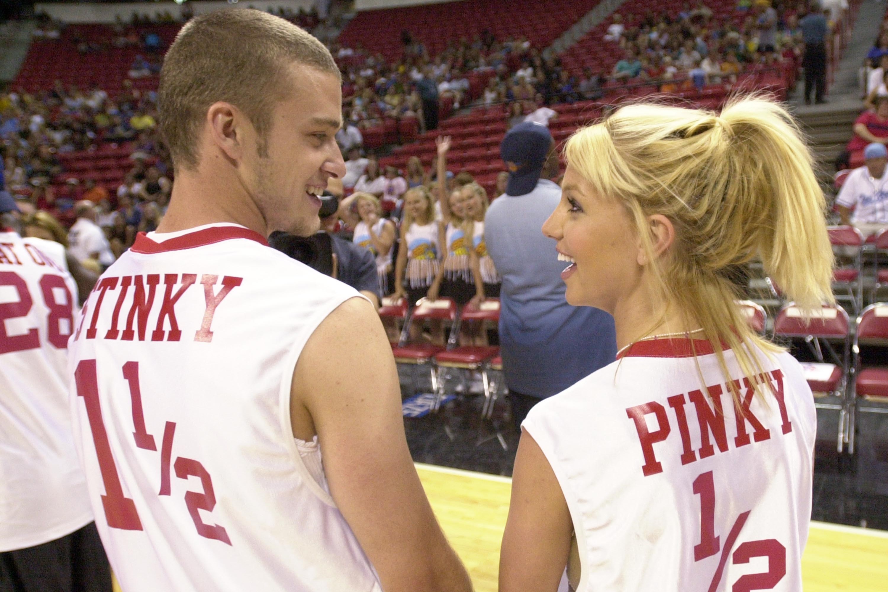 Justin Timberlake és Britney Spears egy jótékonysági kosárlabdameccsen 2001 nyarán
