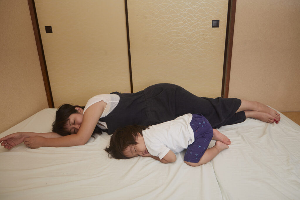 Japán anyuka és gyermeke együtt alszanak