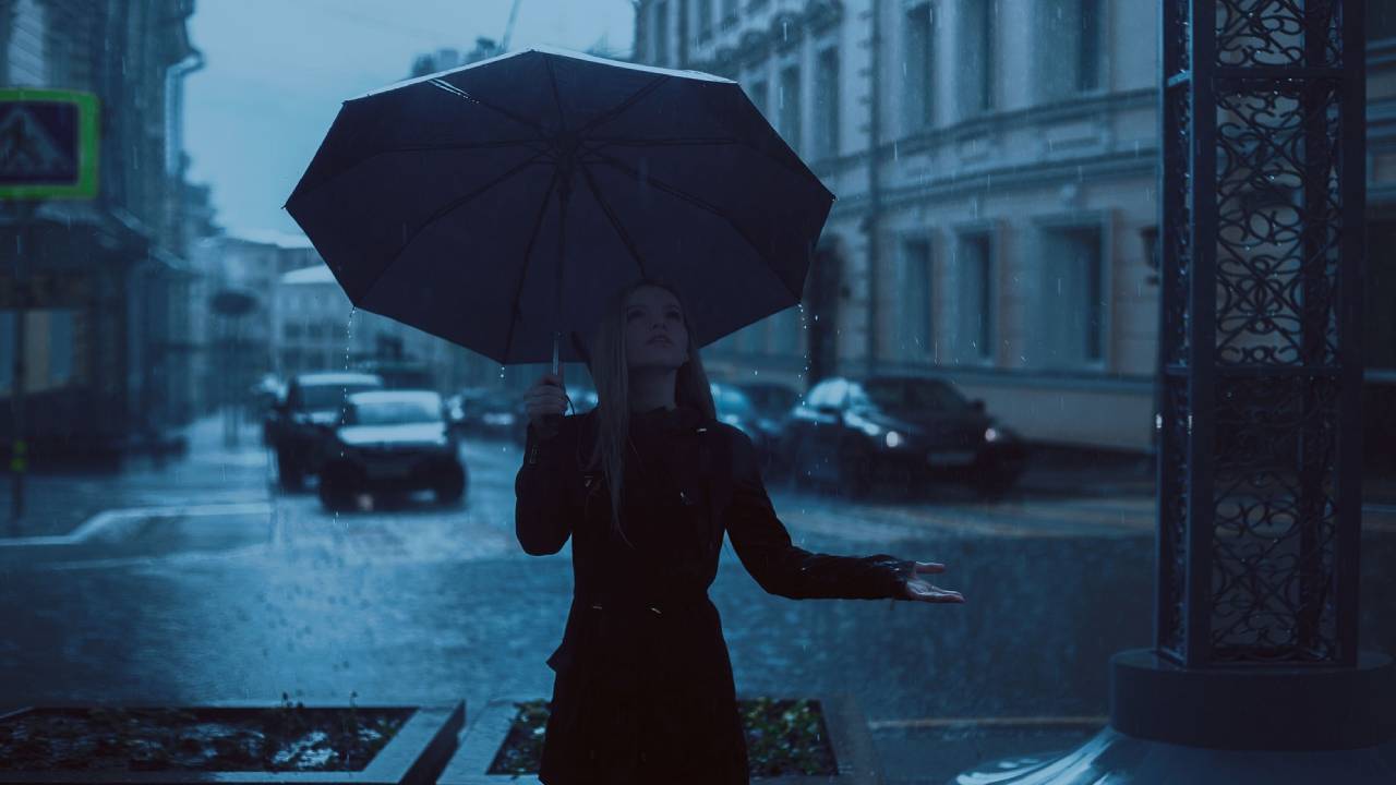 Lány esernyővel