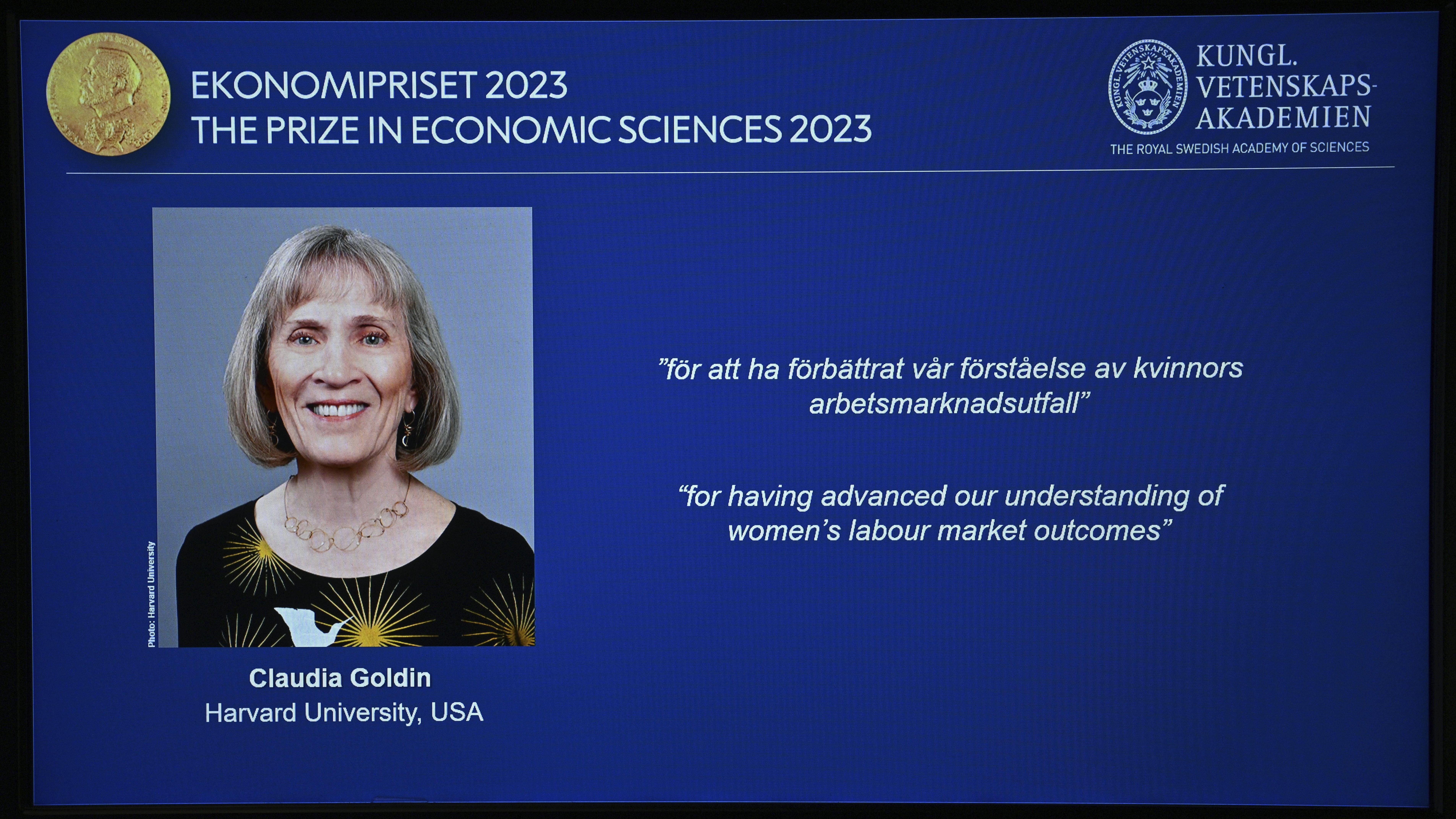 Claudia Goldin amerikai gazdaságtörténésznek, a Harvard Egyetem professzorának a fényképe a kivetítőn a Svéd Királyi Tudományos Akadémia székházában, Stockholmban