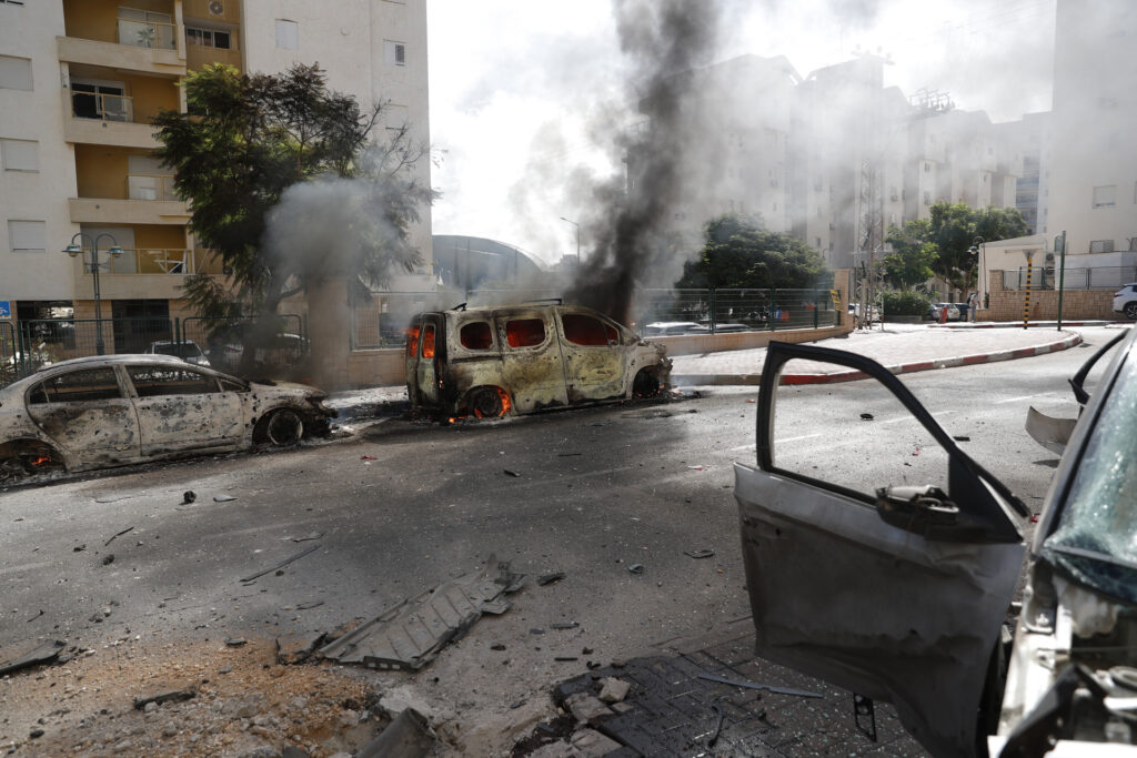 Palesztin rakétatámadásban kigyulladt járművek lángolnak az izraeli Askelónban 2023. október 7-én (Fotó: MTI/EPA/Atef Szafadi)