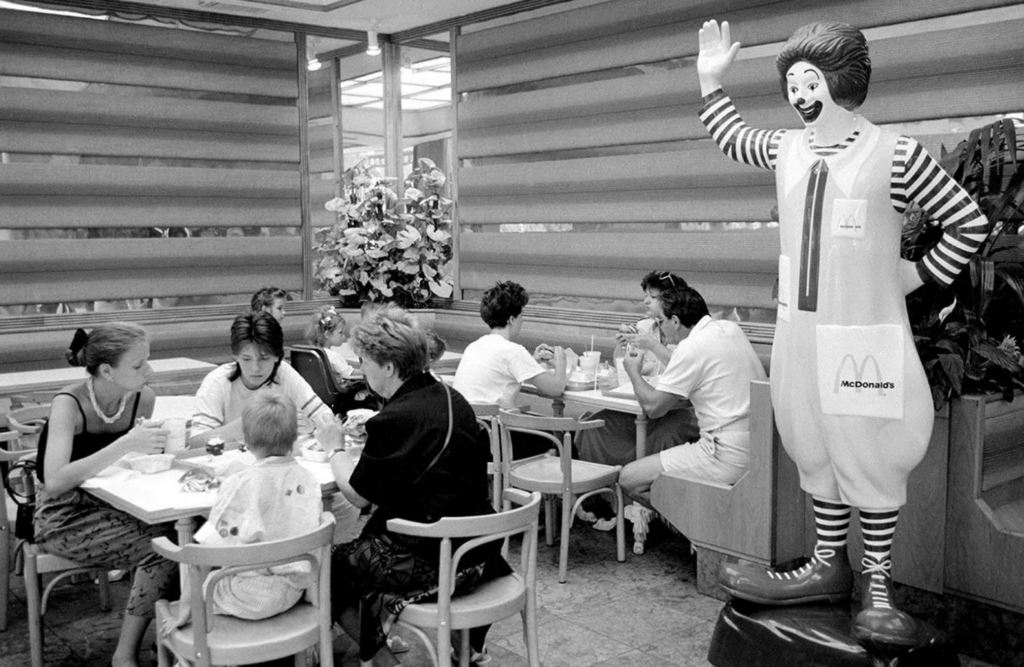 Vendégek az első McDonald’s étteremben