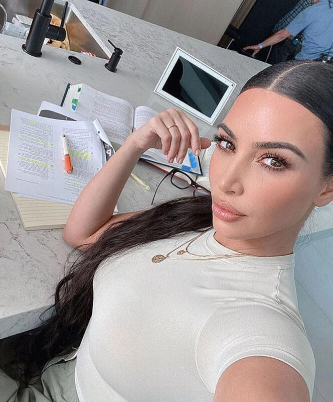 Kim Kardashian jogot tanul