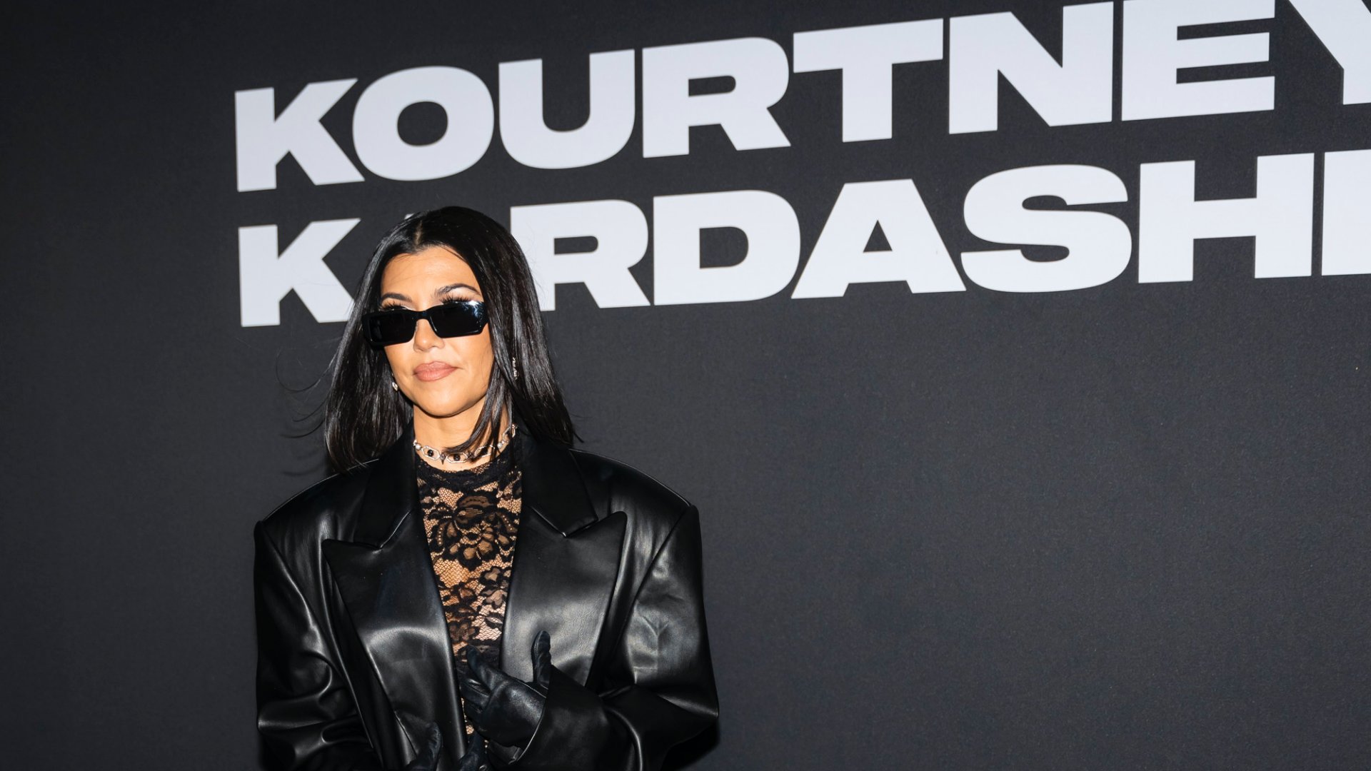 Kourtney Kardashian részt vesz a Boohoo X Kourtney Kardashian divatbemutatón a New York-i divathéten 2022. szeptember 13-án New Yorkban