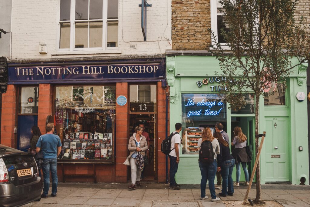 Notting Hill egy másik könyvesboltja és a fánkozója