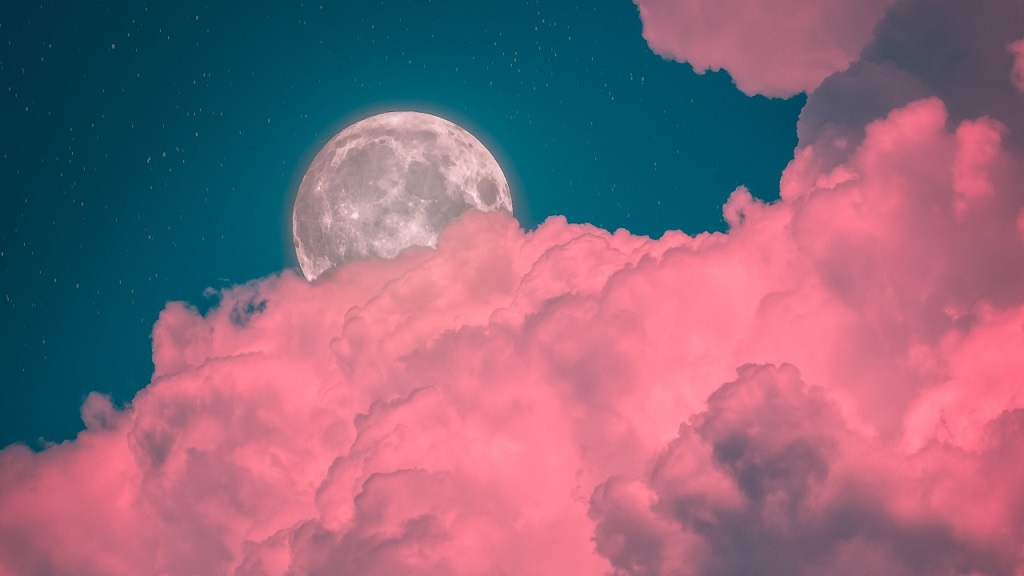 Telihold rózsaszín felhők között