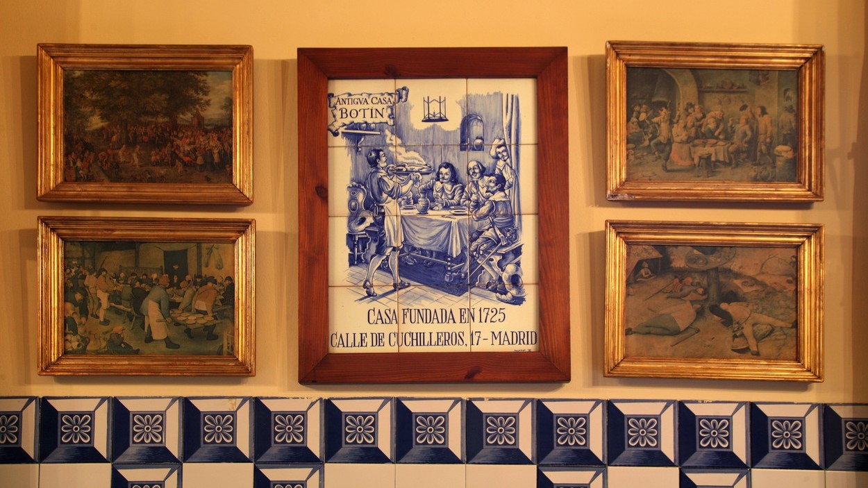 Antik festmények és emléklapok a Sobrino de Botín, emeletén