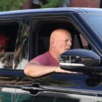 Bruce Willist autóban szállítják a testőrei