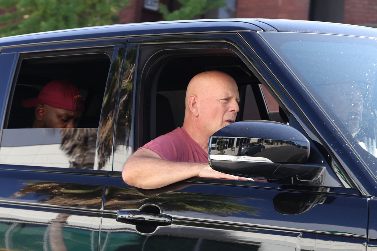 Bruce Willist autóban szállítják a testőrei