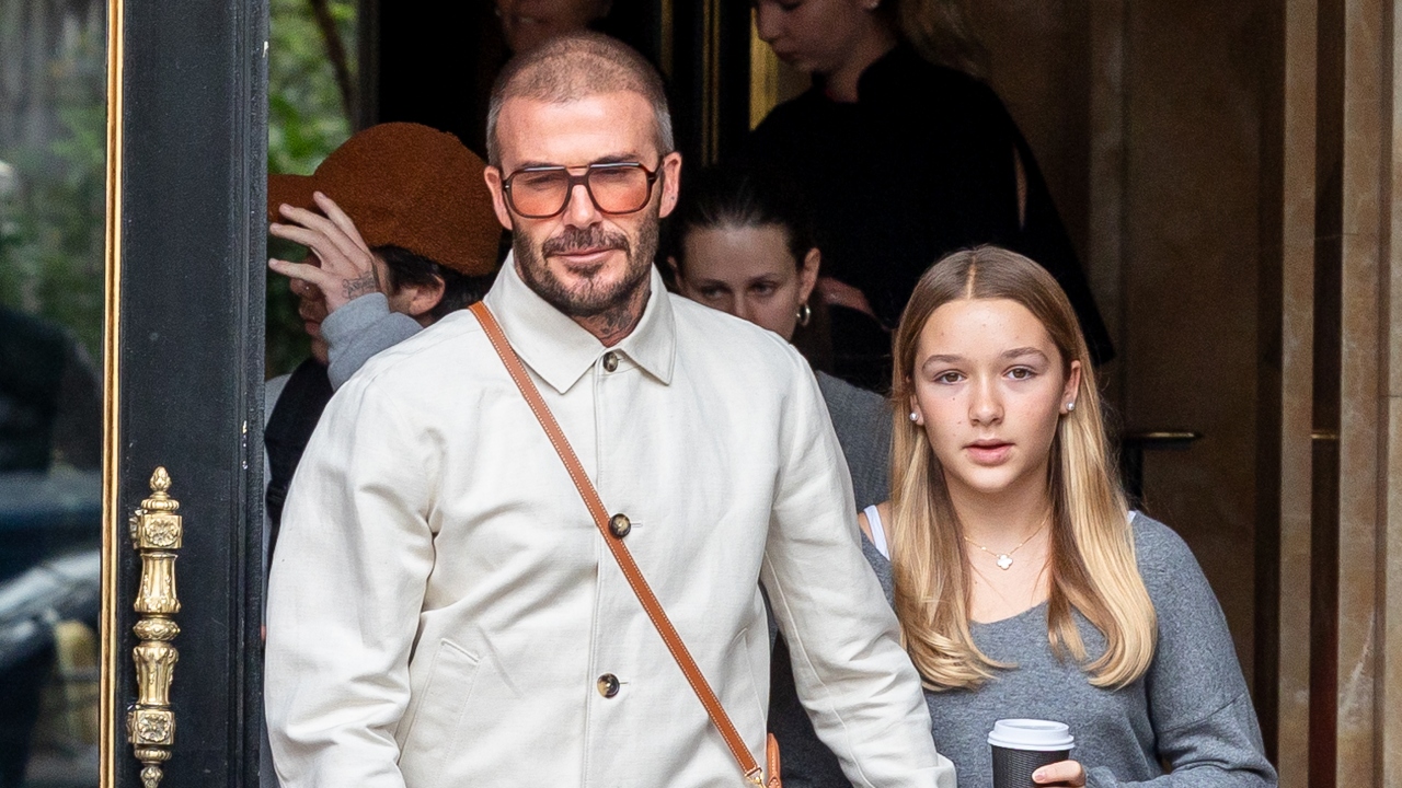 David és Harper Beckham 2023-ban a Paris Fashion Weeken (Forrás: Getty Images)
