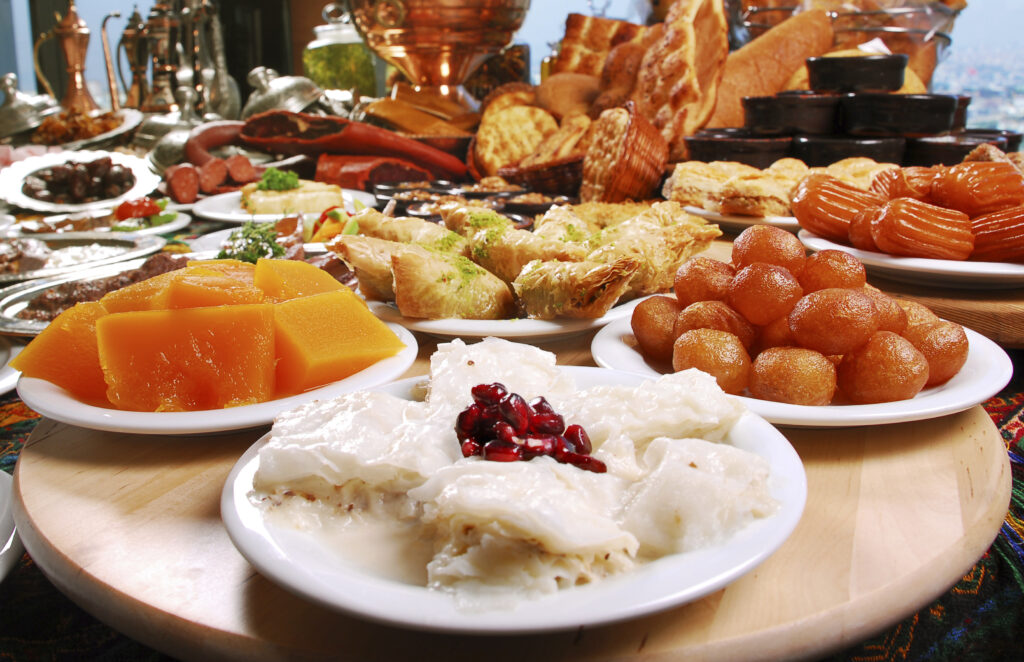Tradicionális török desszertek: baklava, tulumba, güllaç, sütlaç, lokma, kabak tatlısı / Fotó: s-cphoto, Getty Images
