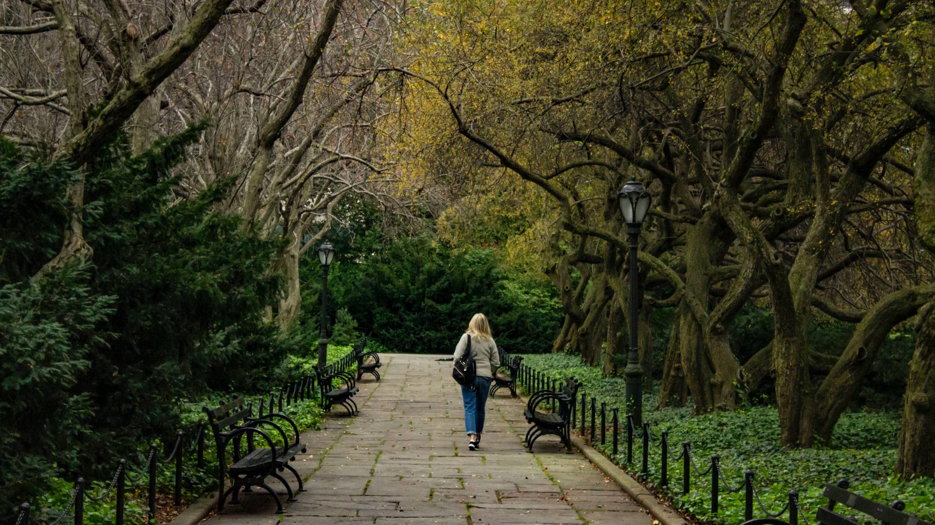 Parkban sétáló lány.