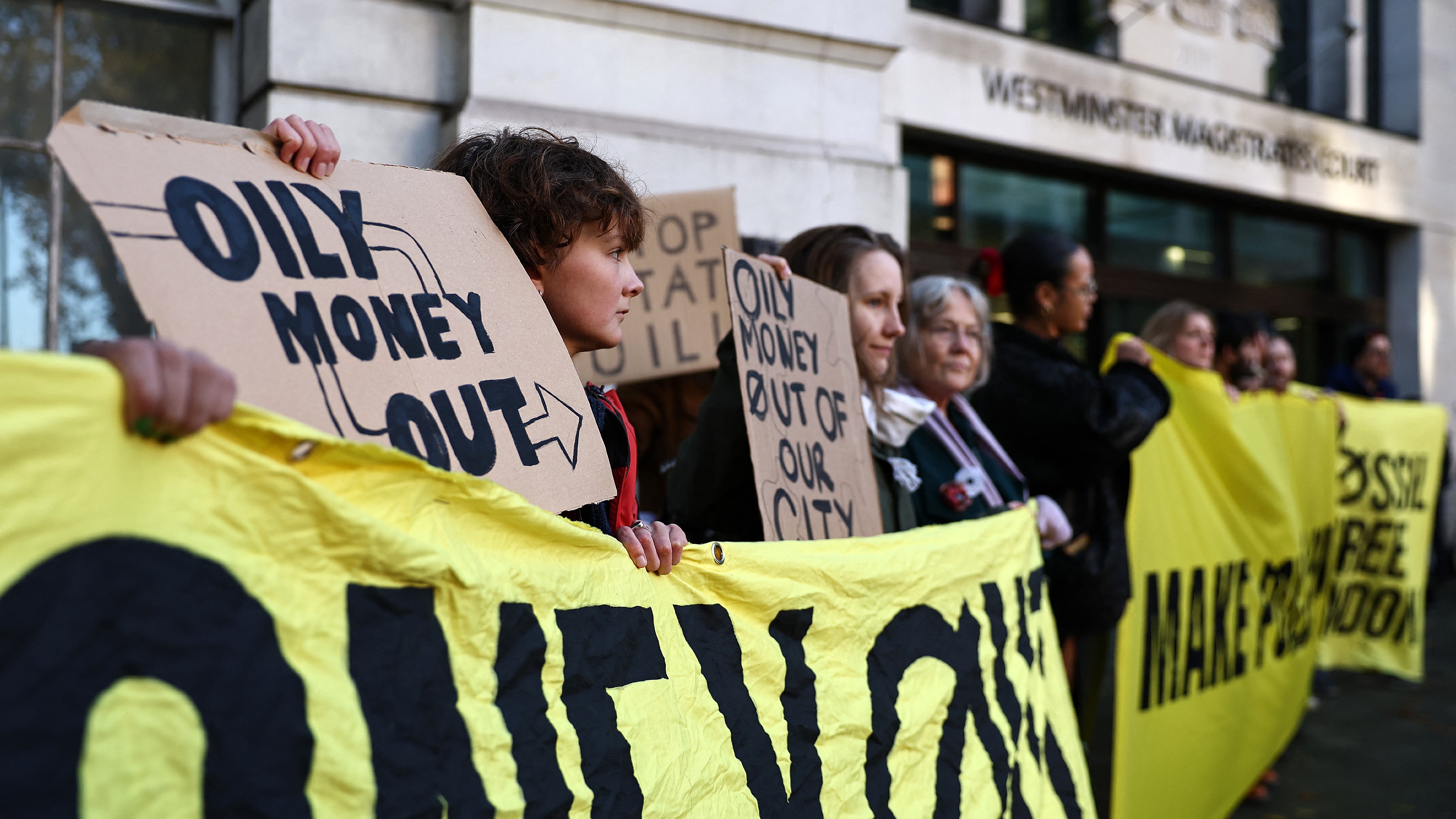 Aktivisták tüntetnek egy londoni bíróság előtt 2023. november 15-én.