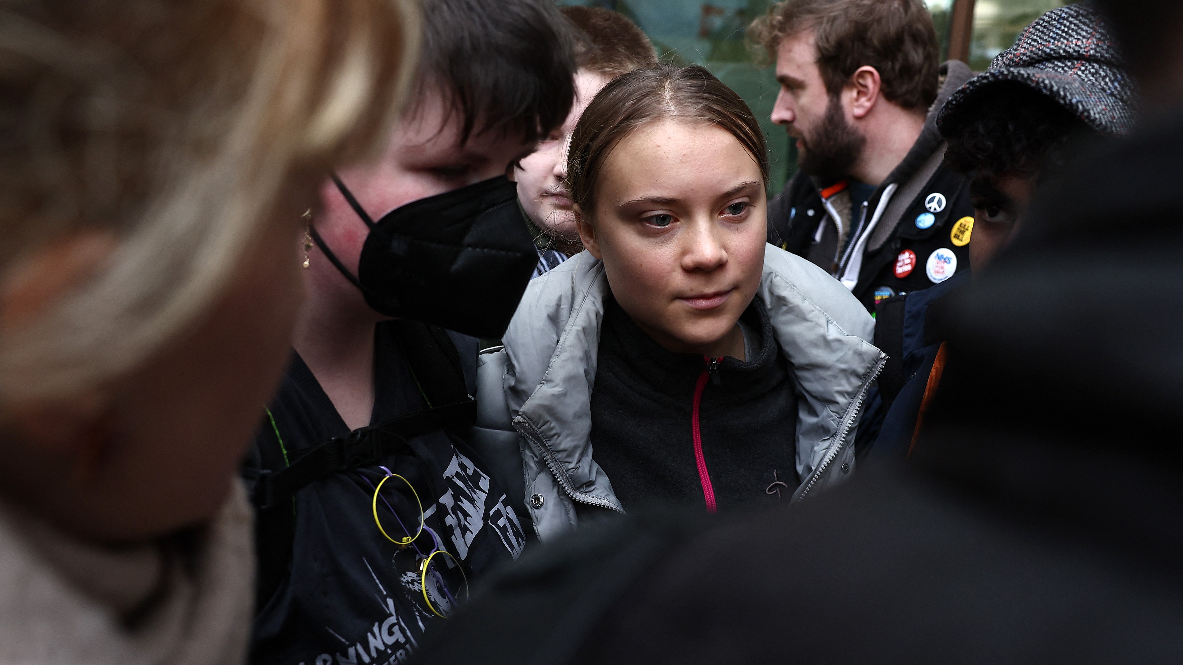 Greta Thunberg távozik a bíróságról 2023. november 15-én.
