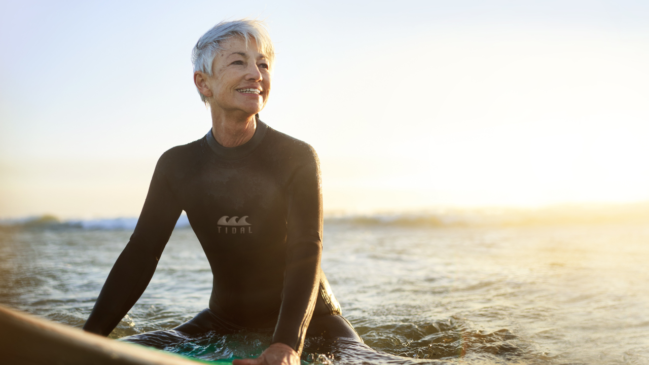 Egy idős nő a szörf deszkán