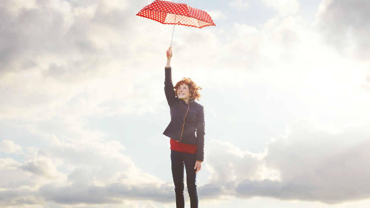 Lány piros esernyővel