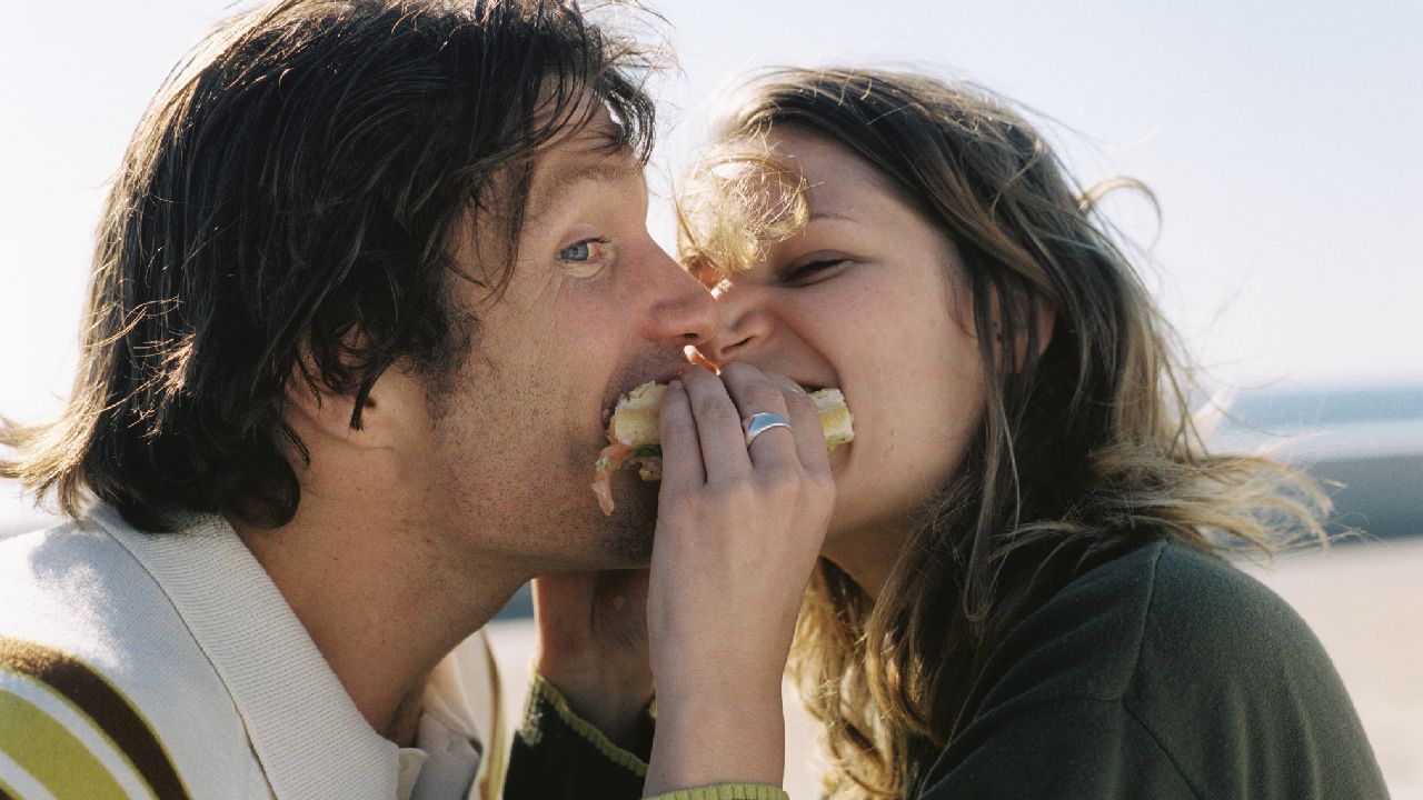 Férfi és nő egy szendvicset esznek