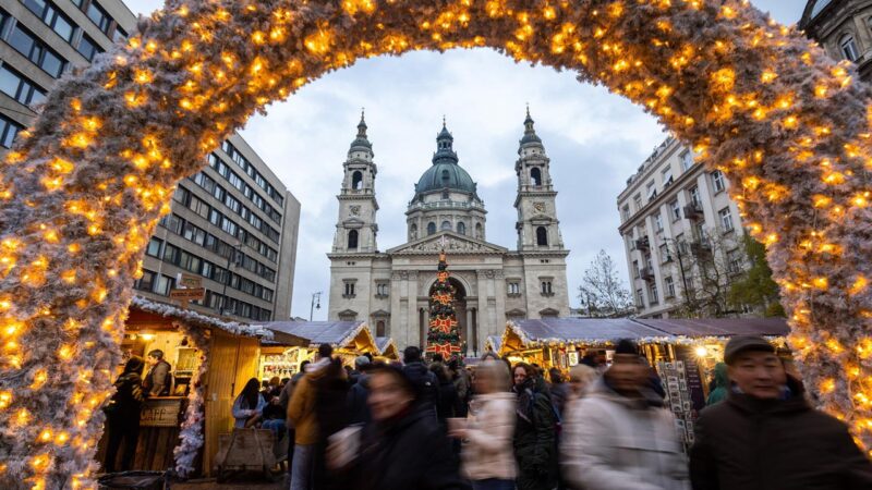 A Szent István téri Advent Bazilika karácsonyi vásár 2022-ben - Fotó: MTI/Mohai Balázs