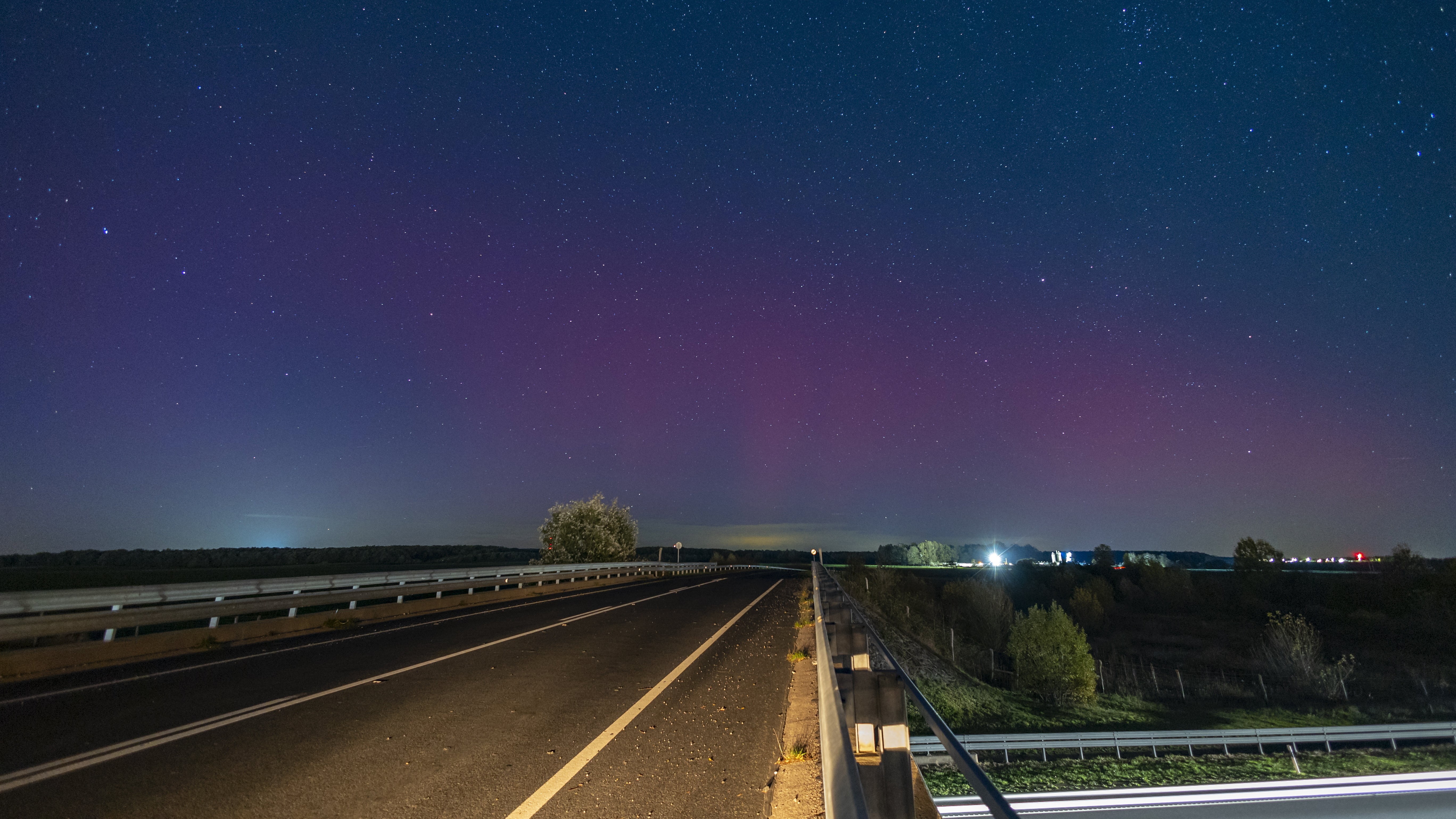 Sarki fény az északi égbolton az M7-es autópálya mellett, Nagykanizsánál 2023. november 5-én