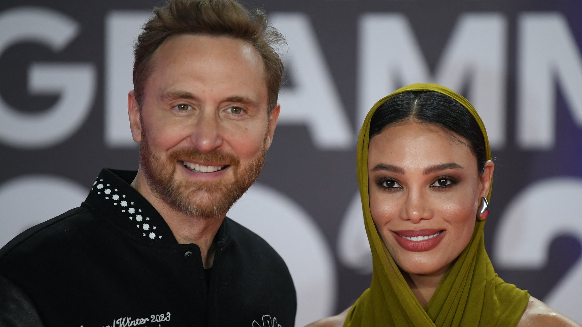 David Guetta és párja, Jessica Ledon érkezik a 24. Latin Grammy-díj átadó ünnepségre Sevillában 2023
