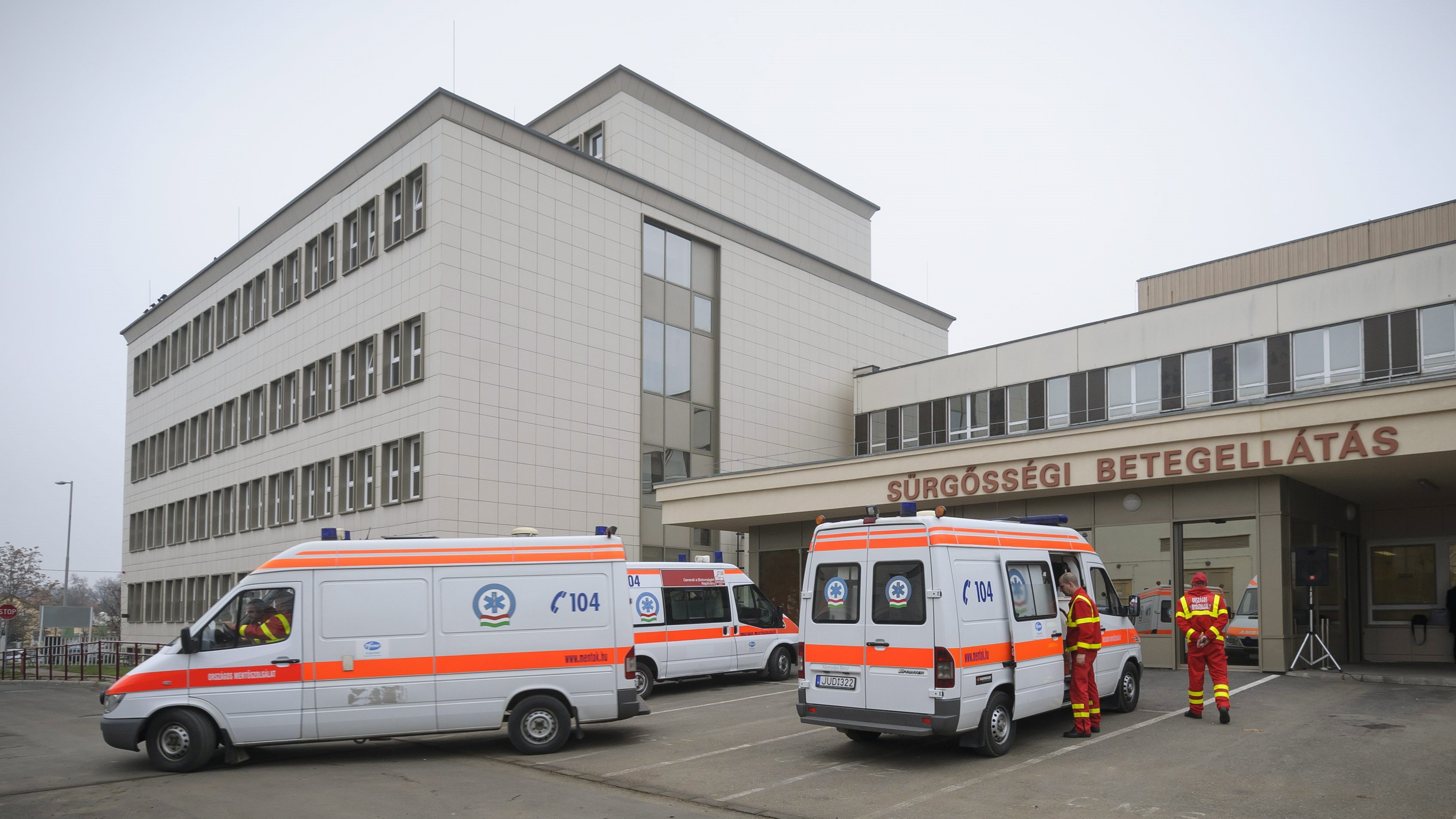 Mentőautók a debreceni Kenézy Kórház-Rendelőintézet sürgősségi osztályának épülete előtt