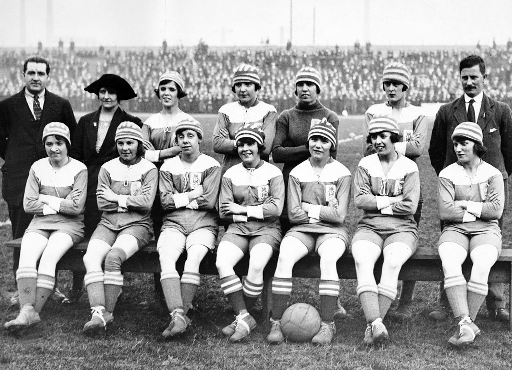 Az angol női nemzetközi labdarúgó-válogatott felállása a skótok elleni mérkőzés előtt 1928-ban (Forrás: Getty Images)