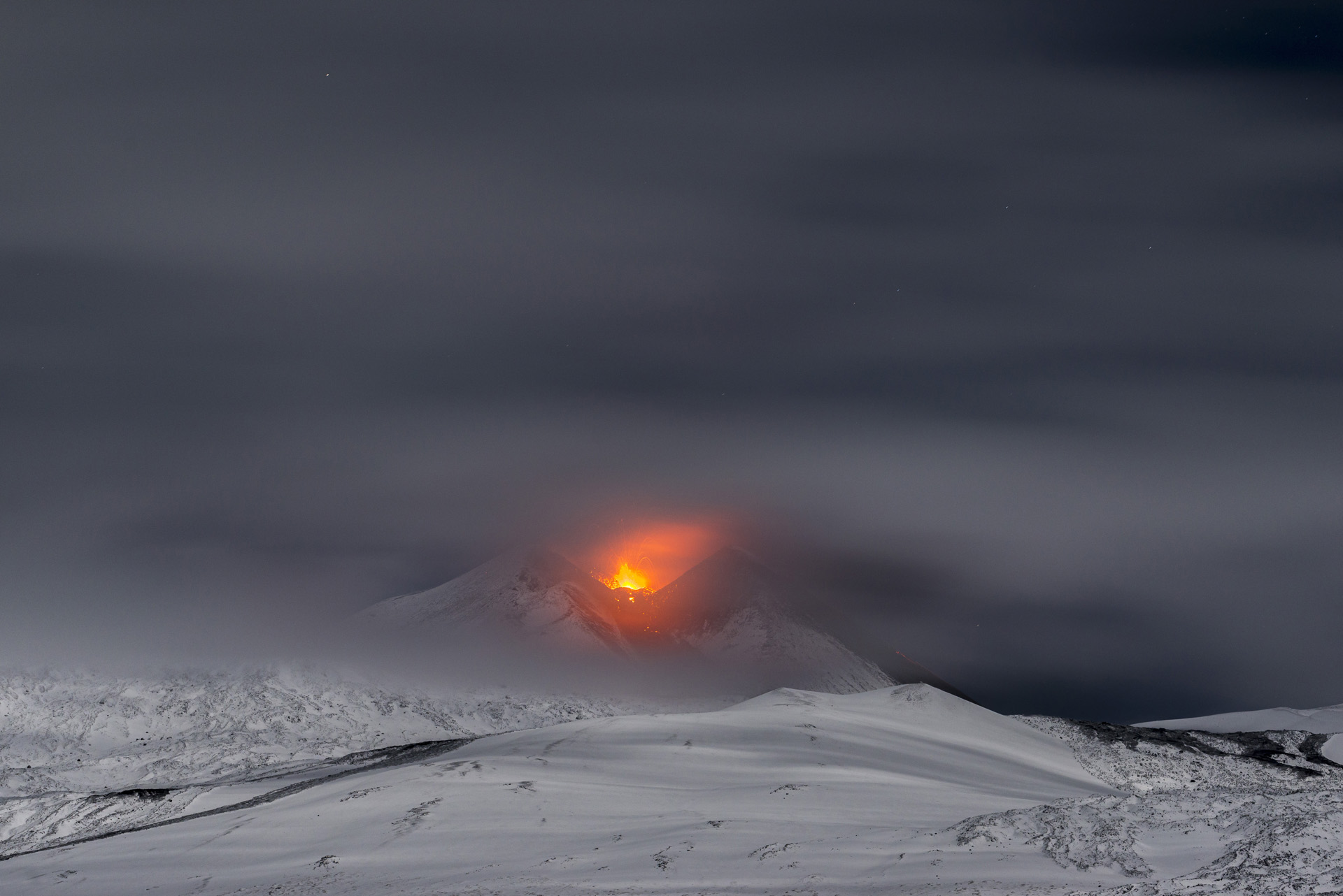 Az Etna lávát lövell