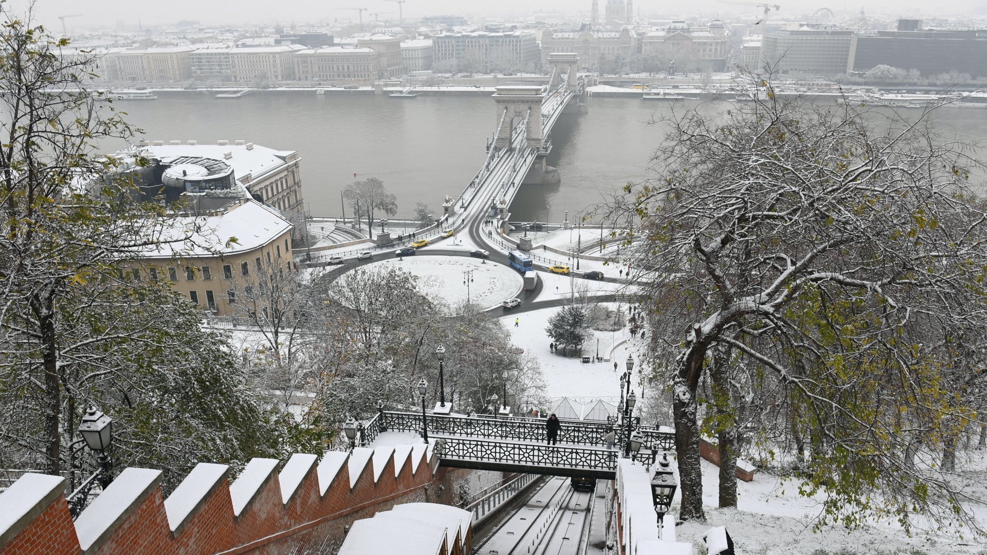 Havazás Budapesten, elõtérben a Budavári Sikló, középen a Clark Ádám tér, mögötte a Lánchíd 2023. november 30-án
