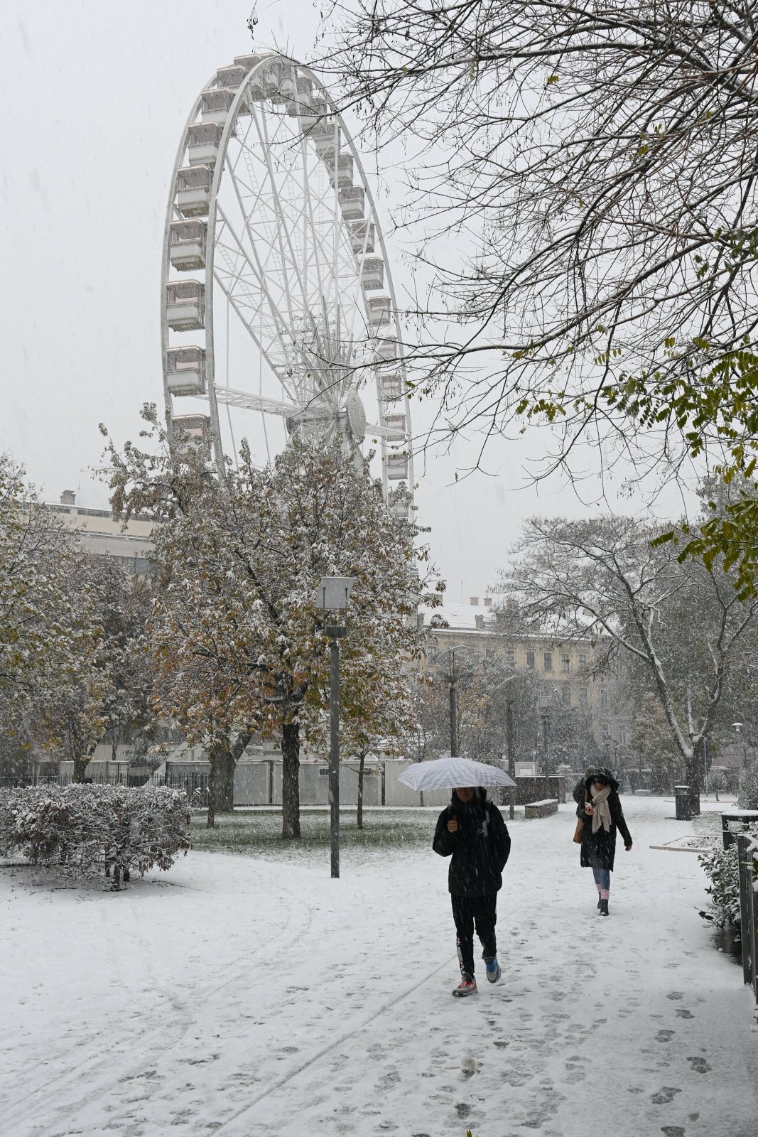 Járókelők a hóesésben Budapesten, a Deák Ferenc térnél 2023. november 30-án