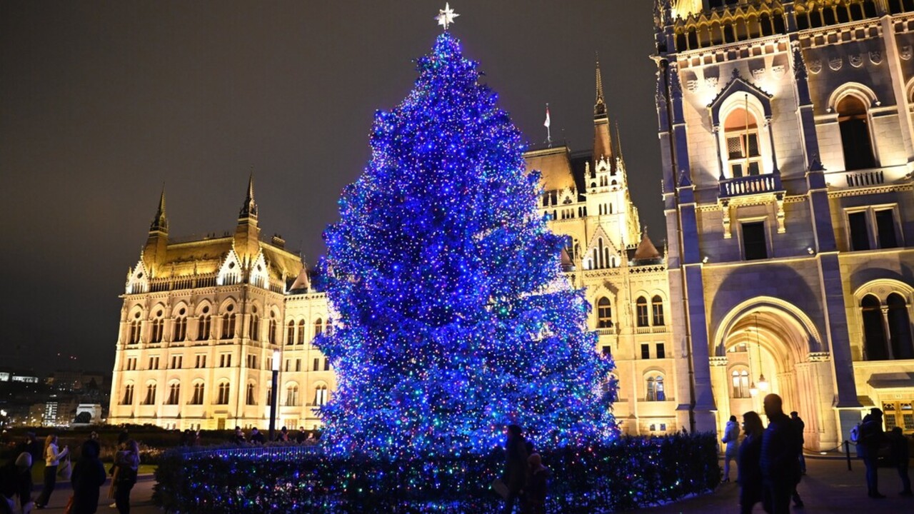 karácsonyfa a Kossuth téren