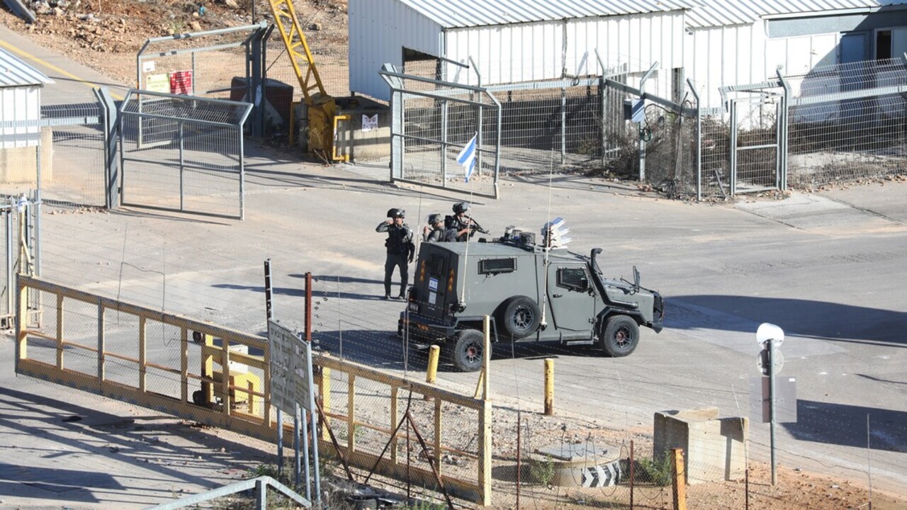 Izraeli katonák az izraeli Ofera ellenőrzőponton a Gázai övezetet uraló, palesztin iszlamista Hamász szervezet által fogva tartott túszok első csoportjának érkezése napján 2023. november 24-én.