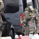 Rendőrségi kommandósok bevetésre készülnek a hamburgi repülőtéren.