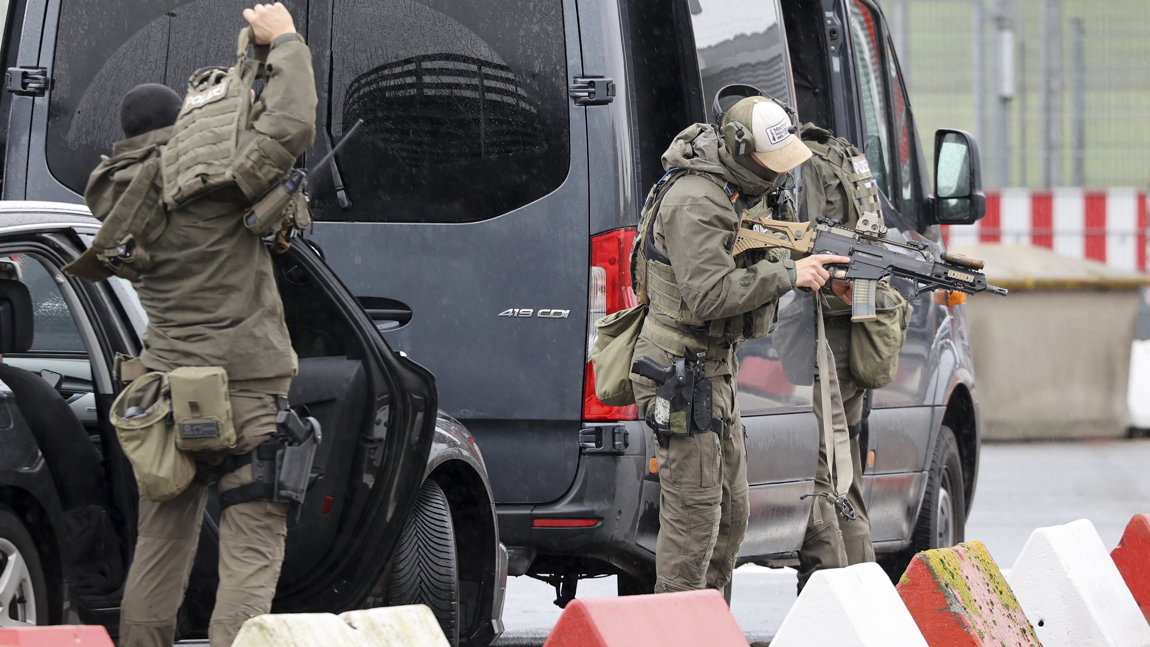 Rendőrségi kommandósok bevetésre készülnek a hamburgi repülőtéren.
