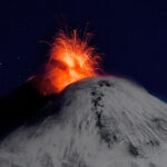 Az Etna lávát lövell