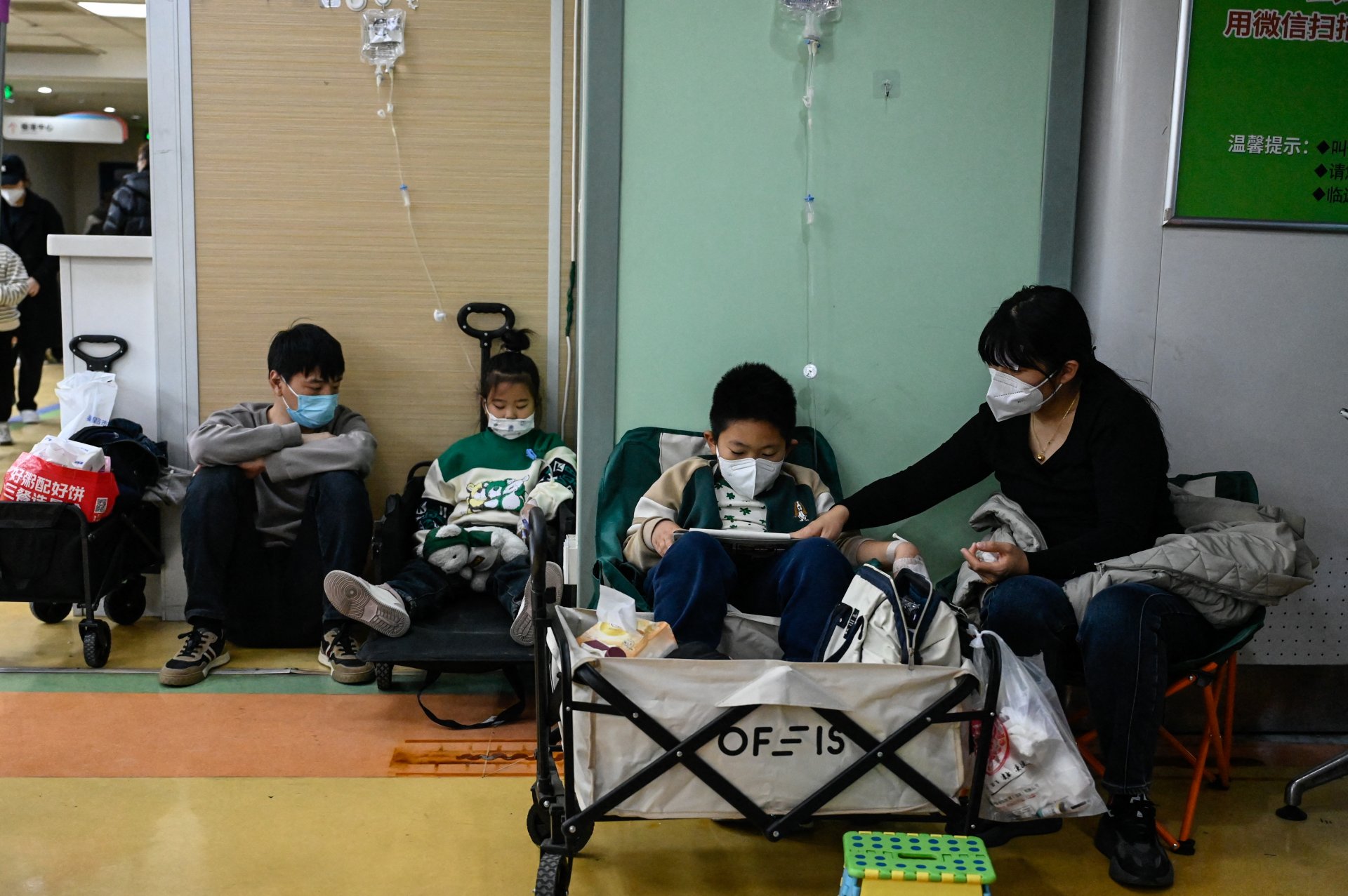 Gyermekek kapnak infúziót egy pekingi gyermekkórházban 2023. november 23-án