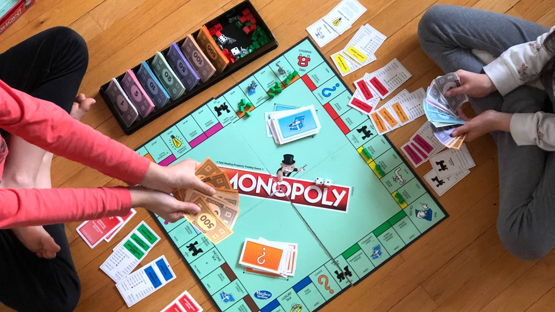 Két Monopolyt játszó gyerek.