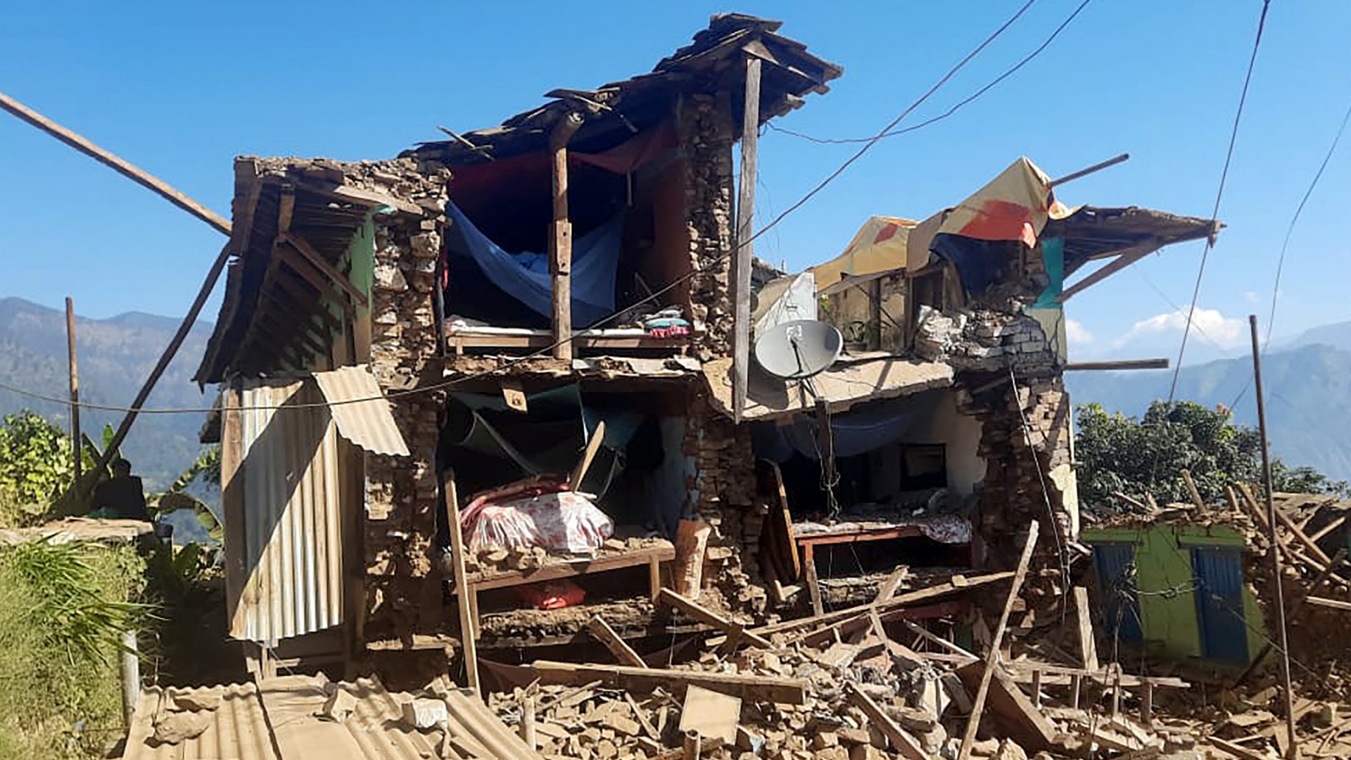 Romokban álló házak a földrengés után a Jajarkot körzet Pipaldanda falujában, Nepálban 2023. november 4-én