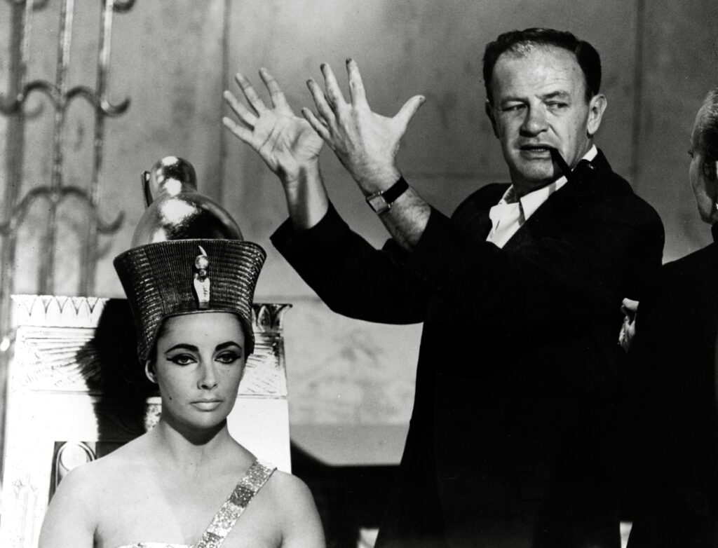 Elizabeth Taylor és Joseph L. Mankiewicz a Cleopatra rendezője (Fotó: Profimedia)