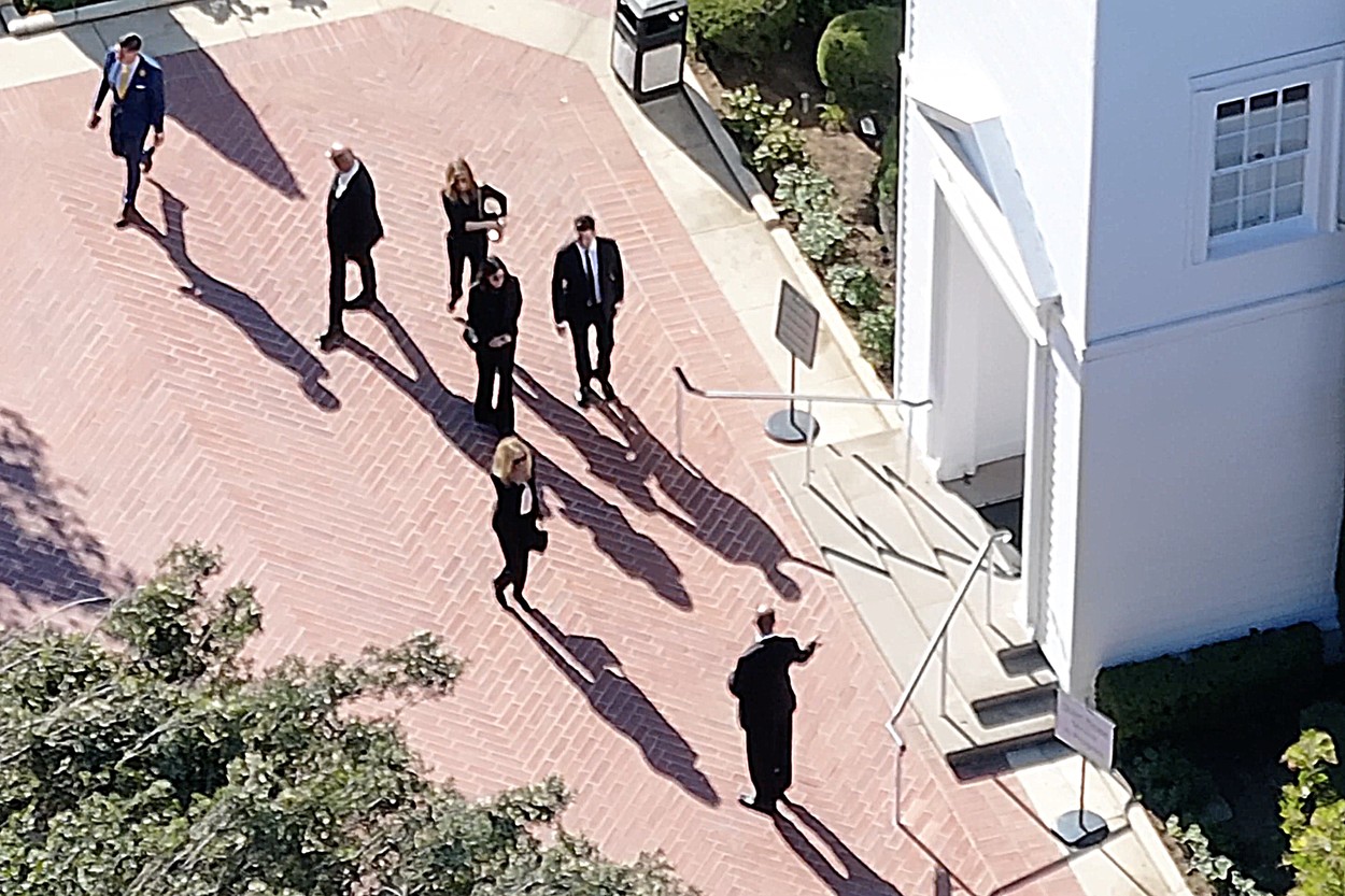 Jennifer Aniston, Courtney Cox, David Schwimmer és Lisa Kudrow is megjelent Matthew Perry temetésén