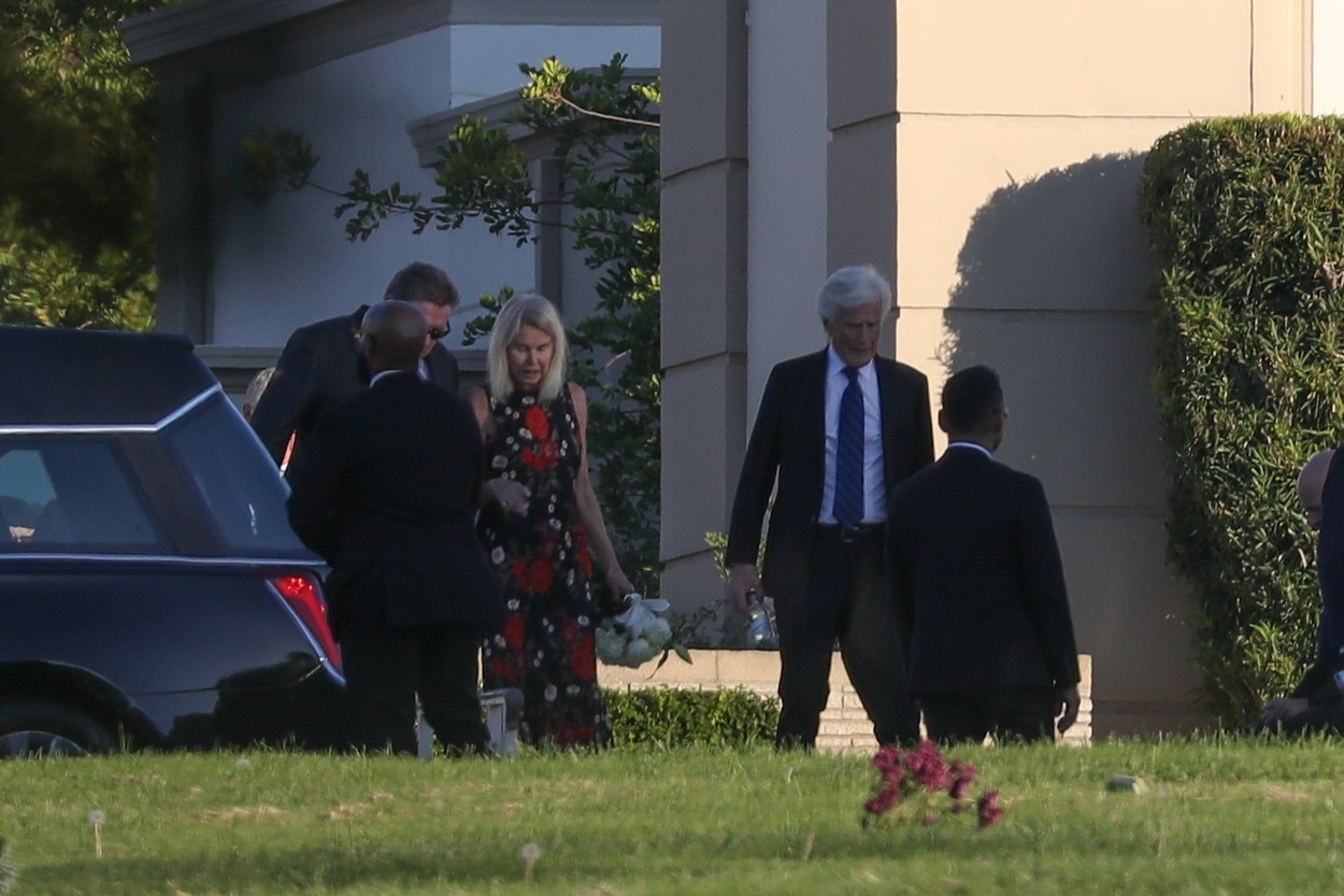 Matthew Perry szülei, Suzanne Perry és John Bennett Perry távoznak a temetésről