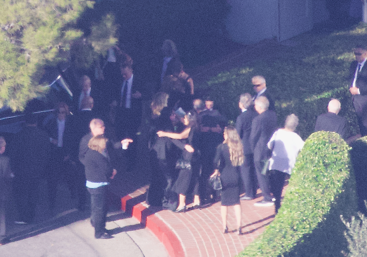 Jennifer Aniston, Courtney Cox és David Schwimmer ölelkeznek Matthew Perry temetésén