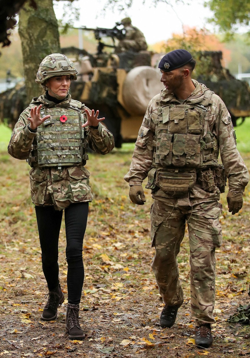 Katalin hercegné katonai ruházatban