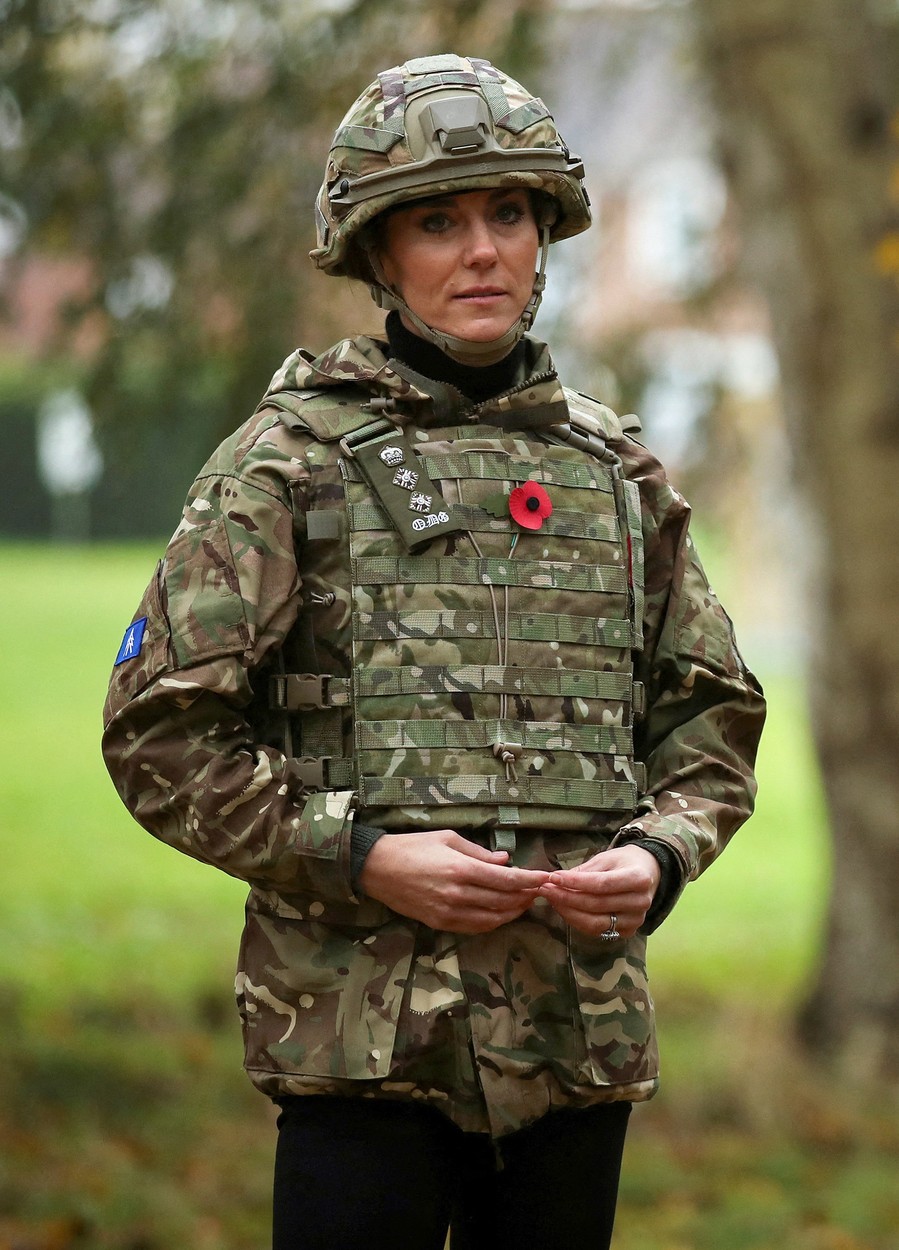 Katalin hercegné katonai ruházatban