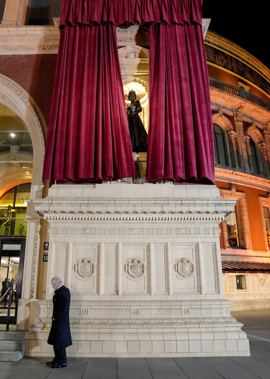 III. Károly a szüleiről készült szobrok előtt.