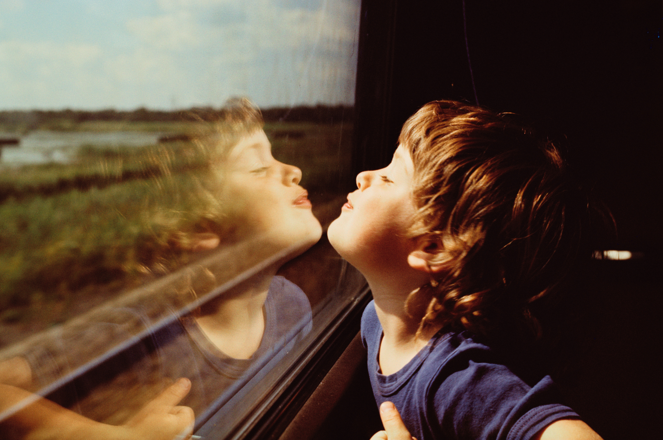 gyerek ablak előtt a vonaton