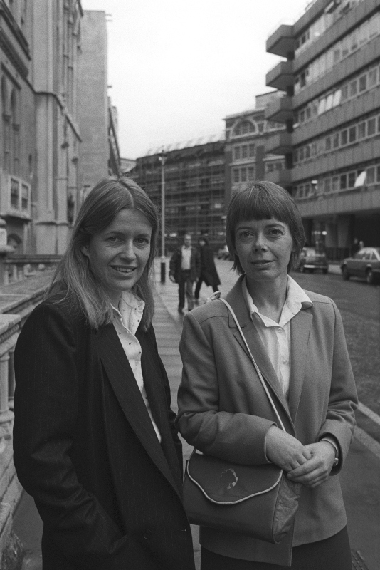 Anna Coote újságíró (balra) és Tess Gill ügyvéd 1982-ben (Forrás: Getty Images)