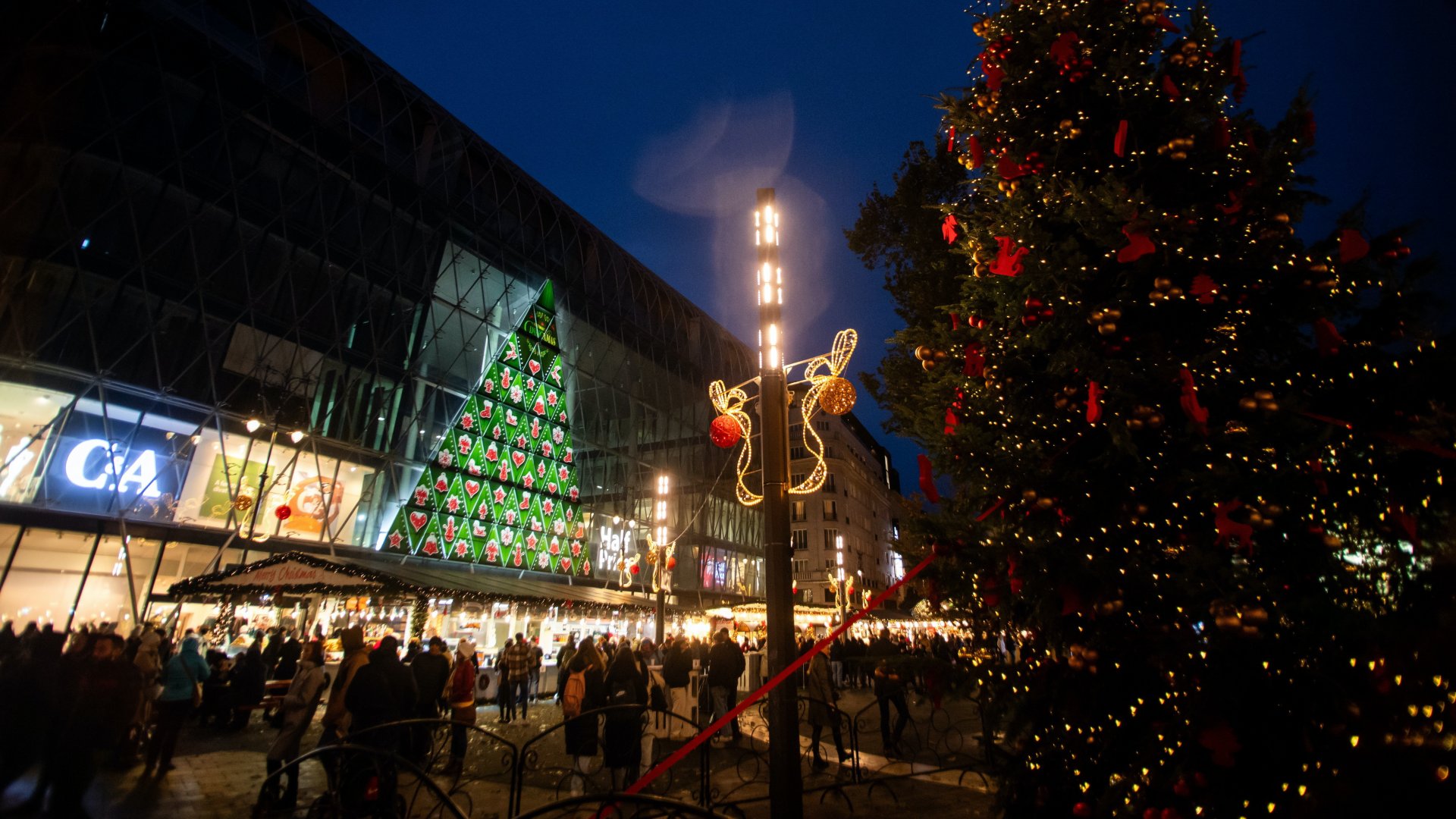 A Vörösmarty Classic Xmas karácsonyi vásár a Vörösmarty téren a megnyitó napján, 2023. november 17-én.