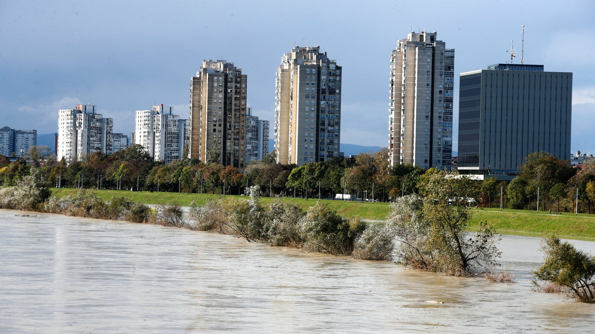 A heves esőzések miatt megáradt Száva folyó Zágrábban 2023. november 3-án