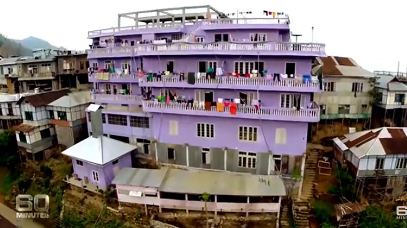 Ebben a lila színű házban él a 199 fős család - Forrás: 60 Minutes Australia / YouTube - videó