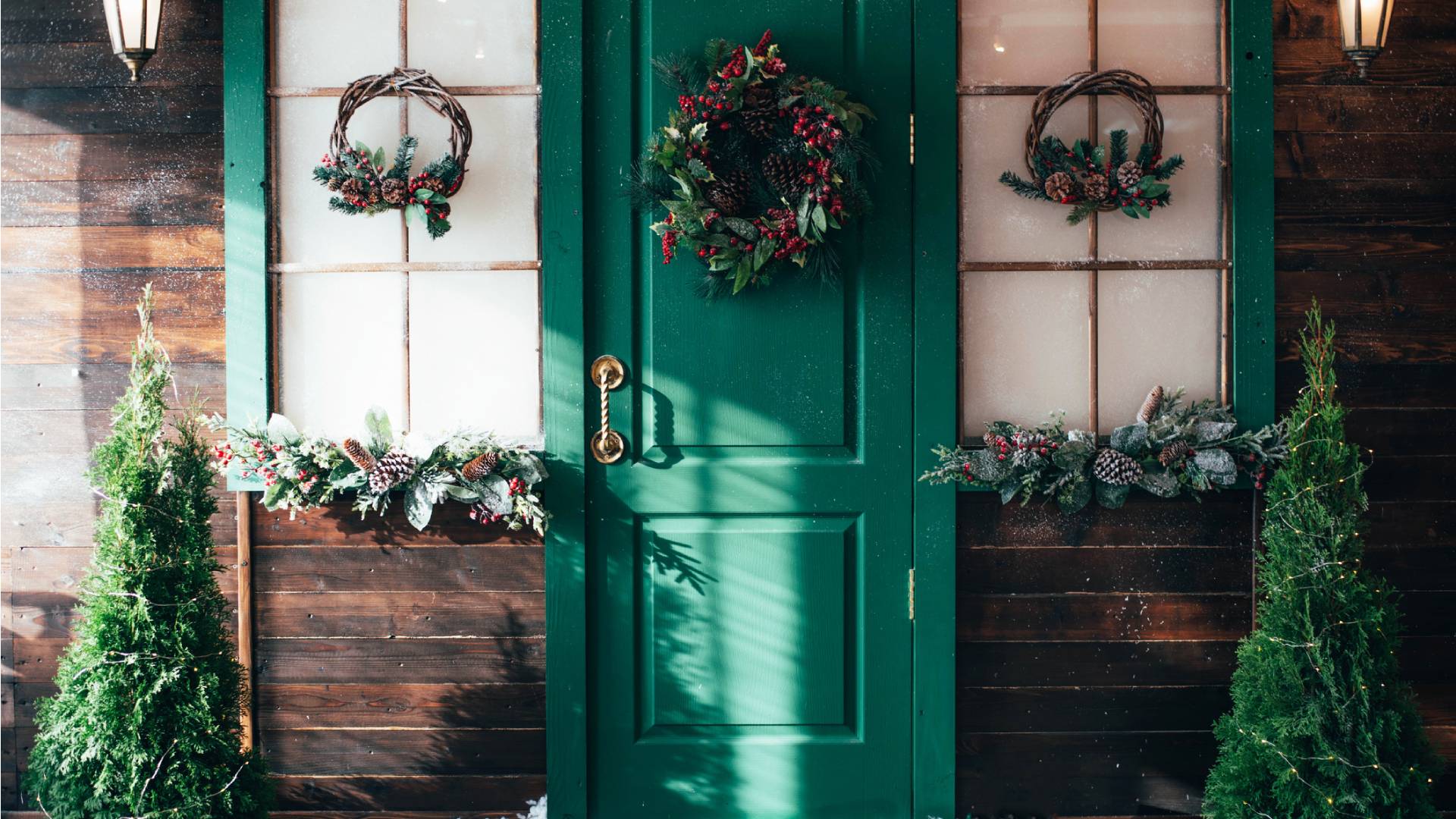 Zöld ajtón karácsonyi koszorú.